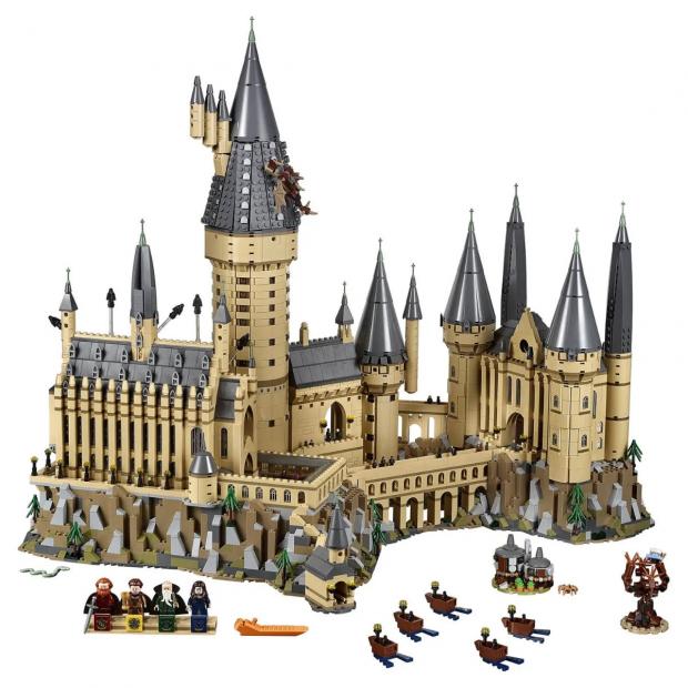 Kidderminster Shuttle: LEGO Harry Potter Hogwarts Castle Set (Zavvi)