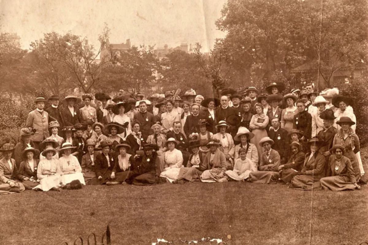 Church League for Women’s Suffrage General Council, Old Steyne Gardens, Brighton, 2 July 1913. Florence is the tall woman in the middle, hatless. Image: LSE Women’s Library Collection